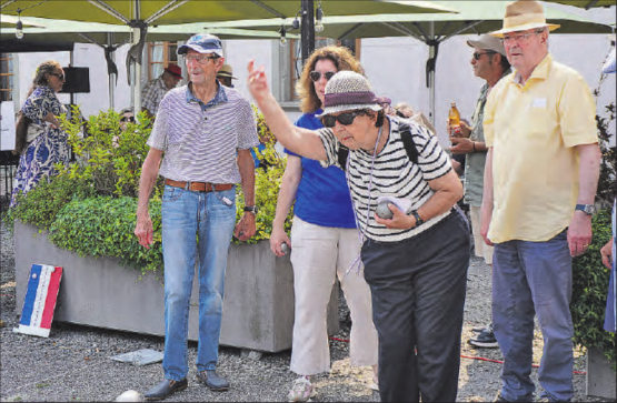 Schwupps und weg: Die Kugeln werden mal mit mehr, mal mit weniger Präzision geworfen. (Bilder: mek)