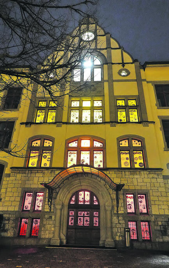 Leuchtendes Geschenk in einer dunklen Zeit: Der beleuchtete Mittelteil des Centralschulhauses in Reinach.