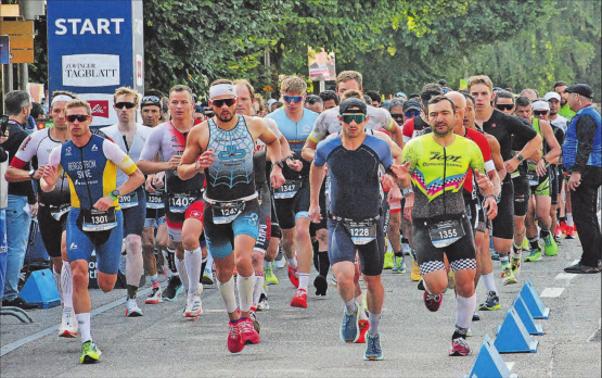 Früher auf der Langstrecke, jetzt auf der kurzen: Lukas Baumann (1206), vierter von links, versteckt sich noch in der zweiten Reihe am Start. (Bild: aw.)