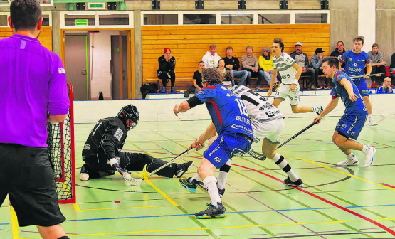 Ungenügender Start in die Rückrunde: Lok Reinach ging gegen Ad Astra Obwalden zwar zu Spielbeginn in Führung, die Partie endete aber schlussendlich 5:8. (Bilder: Roland Jaus)