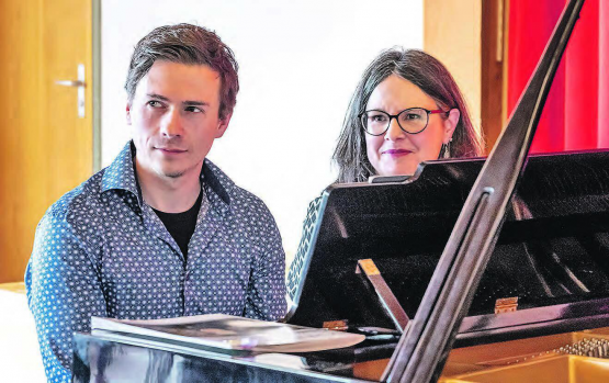 Das Duo Dialogante wartet auf seinen Einsatz: Tizian Näf, heute ohne Cembalo, dafür mit Klavier und Sabine Bachmann, beides Konzertpianisten, aus Beinwil am See. (Bild: dr.)