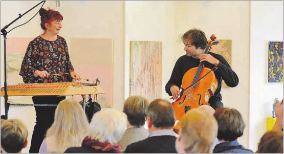 Sonntags-Matinée «im Park» Teufenthal: Barbara Schirmer wurde im zweiten Teil ihres Konzerts begleitet von Carlo Niederhauser am Cello. (Bilder:kfl.)