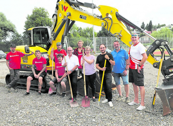 Der Spatenstich für den Menziker Pumptrack bei der Badi ist erfolgt. Bereits wurde der Tennisplatz-Belag entfernt. Nun entstehen Erdhügel, die später asphaltiert und begrünt werden. Im Bild, das Team der ausführenden Firma «Velosolutions» und Vertreter der Gemeinde Menziken. (Bild: rc.)