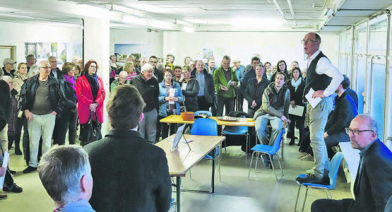 Die Bevölkerung von Dürrenäsch zeigte sich sehr interessiert: Rudolf Sager stellte sich für seine Ansprache sogar auf einen Stuhl um von allen gehört und gesehen zu werden. (Bilder: zVg.)
