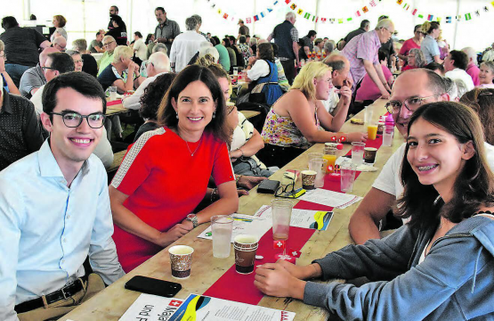 Nationalrätin Maja Riniker, im Kreise von Familie und Mitarbeitern, fühlte sich sichtlich wohl bei der Teufenthaler und Unterkulmer Festgemeinde. (Bilder: hg.)