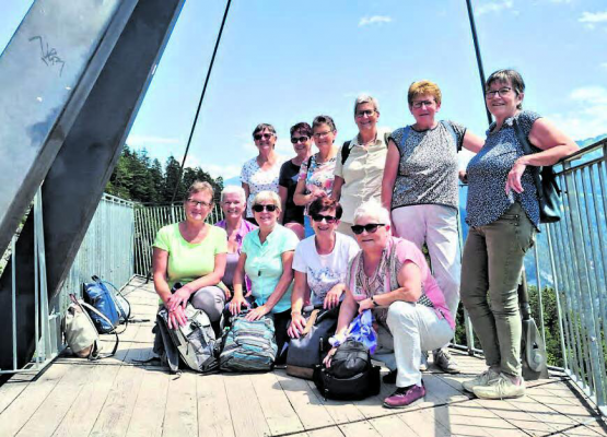 Eine fröhliche Truppe bestaunte von «Il Spir» aus das Bergpanorama. (Bild: zVg)