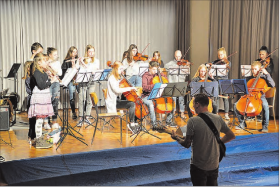 «Rock Meets Classic»: Die ektrische Gitarre passte bestens zu den klassischen Instrumenten der Musikschülerinnen und Musikschuler Schöftlands. (Bild: zVg.)
