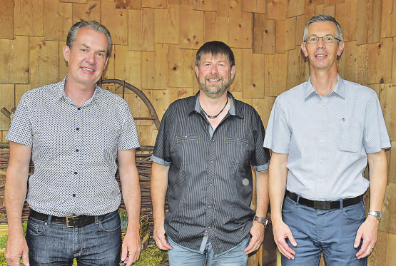 Die Hirschthaler Biberburg ist durchaus der passende Ort für die «Tage der Sonne»-Informationsveranstaltung: Die Referenten Bernhard Lenz, Thomas Scheuzger und Markus Umiker v. l. (Bild aw.)