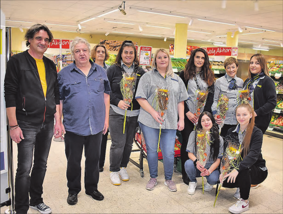 Volg Gränichen erstrahlt nach Umbau in neuem Glanz: Ruedi Leu, Reinhard Gloor und das Volg-Team mit Filialleiterin Irene Wildi (zweite von rechts, hinten) freuen sich über das gelungene Resultat. (Bild: hg.)