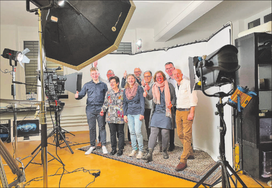 Ins richtige Licht gerückt; Gemeinderatsbesuch bei Rec & Play Solution mit Koni (r.) und Rino Willimann (l.). (Bild: zVg.)