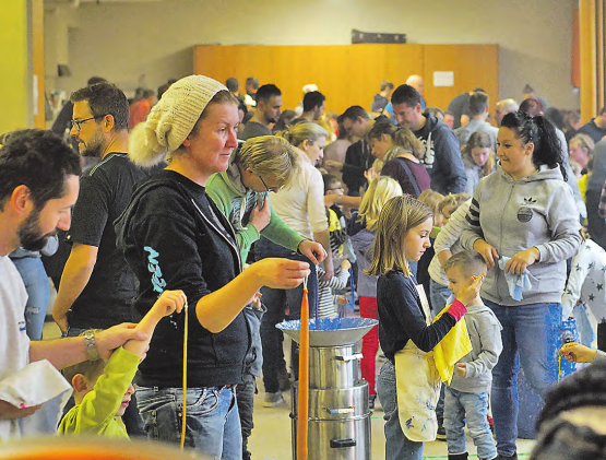 War wiederum ein voller Erfolg: Am Böjuer Kerzenziehen haben die Besucher eine Viertel Tonne Wachs verarbeitet. (Bild: zVg.)