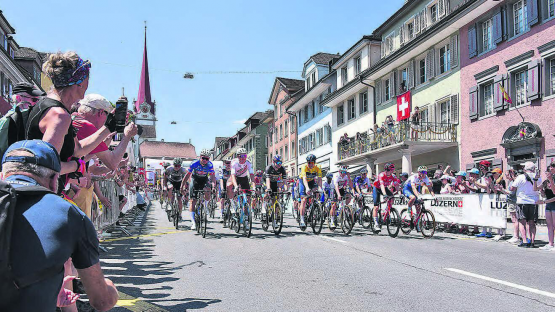 Der Start zur zweiten Etappe der Tour de Suisse lockte im Flecken von Beromünster viel Publikum an. (Bilder: mars.)