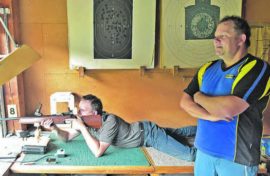 Der neue Präsident der Sportschützen Teufenthal, Christian Gloor (rechts), steht beim Volksschiessen auch als Betreuer der Teilnehmenden im Einsatz. (Bild: wr.)