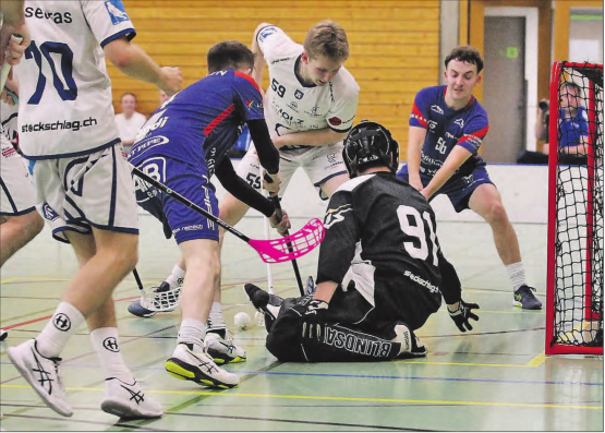 Viel Betrieb vor Hünenbergs Tor: Die Reinacher Joël Bouilloux und Dimitri Lüscher (hinten) beschäftigen Torhüter Raphael Zurfluh. (Bild: Otto Lüscher)