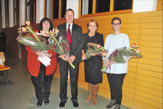 Frau Gemeindeammann Renate Gautschy (2.v.r.) verabschiedete Karin Dätwyler, Gemeinderat Siegfried Sommerhalder und Marlen Bühlmann (v.l.), die aus ihren Funktionen ausscheiden. (Bild: rms.)