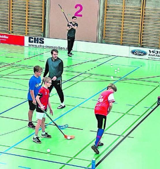 Ein besonderes Training: Der Schwede Alexander Rinefalk (hinten) und der Norweger Marius Pedersen trainierten die Lok-Jugend. (Bild: Silvia Junker)