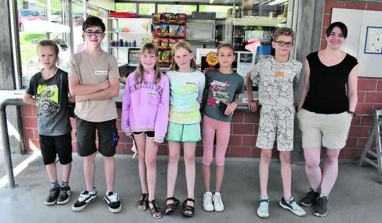 Neugierig zeigen sich die jungen Reportinnen und Reporter auf ihrem Rundgang mit Mitarbeiterin Daniela Schmid. Dabei sammelten sie spannende Fakten. (Bilder: hg.)