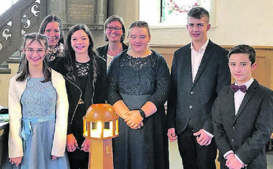 «Licht – ein Licht sein»: Feierlicher Gottesdienst mit fünf KonfirmandInnen in Birrwil (v.l.): Sophia Dutoit, Conny Portner, Luana Eichenberger, Rahel Fritschi,Cheryl Baumberger, Jan Salzmann, Yves Dutoit. (Bild: zVg.)