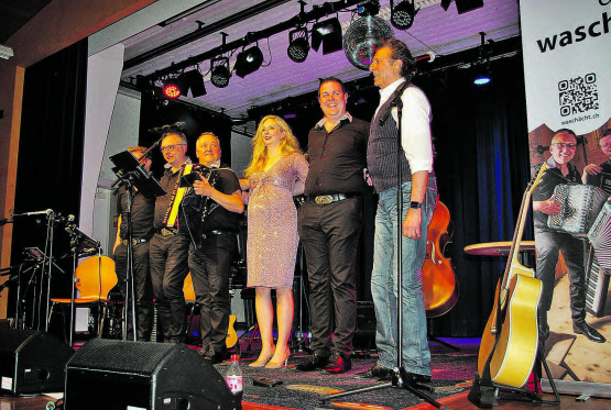Bo Katzman (rechts) mit Tochter Ronja und dem Quartett Waschächt brachten das Forum Seon zum Beben. (Bild: hh.)