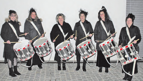 Ob in schwarzen Roben oder bunt kostümiert – die Tambourinnen sorgen dafür, dass die Herren der Schöpfung die Ankündigung der «Weiberherrschaft» nicht versäumen können. (Bild: zVg.)