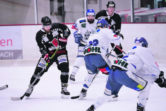 Wo ist der Puck? Im Sichtfeld von Marco Vogt befinden sich in dieser Szene nur lauter Oberthurgauer Spieler. (Bilder: rc.)