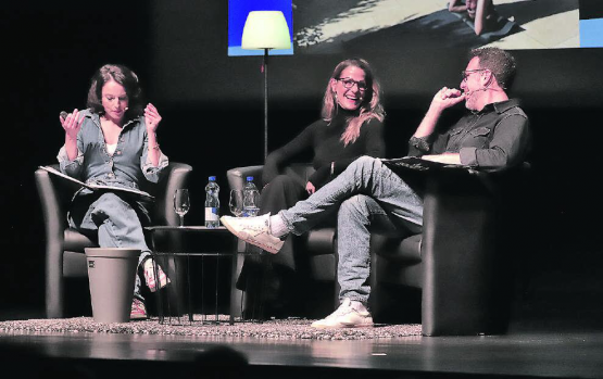 Geschichten aus dem Leben «mittelalterlicher Menschen»: Zu Gast bei Mona Vetsch und Tom Gisler war Gislers Ehefrau Sabine Renz, ehemalige Radio-Moderatorin und heutige Pilates-Expertin. (Bilder: rc.)