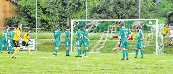 Die alles entscheidende Szene: Der Ball fliegt nach einem Freistoss von Remo Senn (ganz links in Gelb) unhaltbar ins obere rechte Eck und sichert Gränichen für den Moment den Platz in der 2. Liga. (Bild: Roland Jaus)
