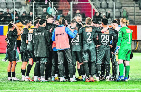 Wächst der FC Aarau doch noch zur Einheit, die es für den Aufstieg braucht? Der Blick von Trainer Boris Smiljanic spricht jedenfalls Bände. (Bild: Sarah Rölli)