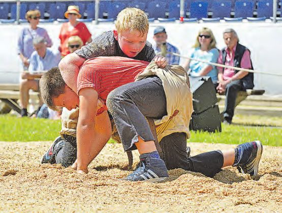 Im Angriff: Der Moosleerauer Roy Hunziker (oben) gegen Valentin Scherz; trotzdem setzte sich schliesslich der Solothurner im Schlussgang der Jahrgänge 2007/08 durch. (Bild: wr)