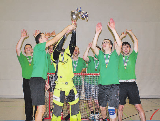 «Liebegger Wadenbeisser»: Das Unihockeyturnier gewannen die Mitarbeiter der Liebegg. (Bilder: zVg.)