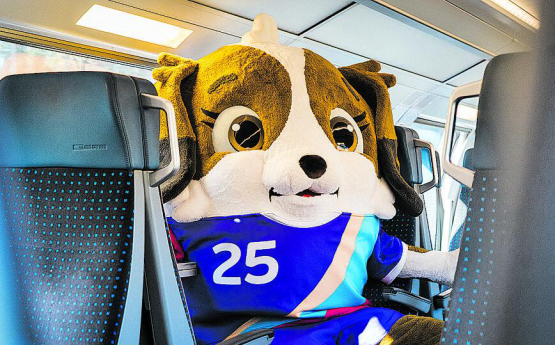 Das Maskottchen der UEFA Women’s EURO 2025 in einem Zug der SBB. (Bild: © SBB CFF FFS)