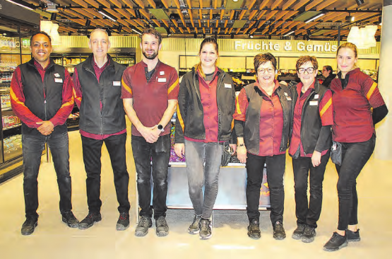 Marktleiterin Andrea Lüscher (Mitte) und ihr Team freuen sich über den gelungenen Umbau. (Bilder: Roland Marti)