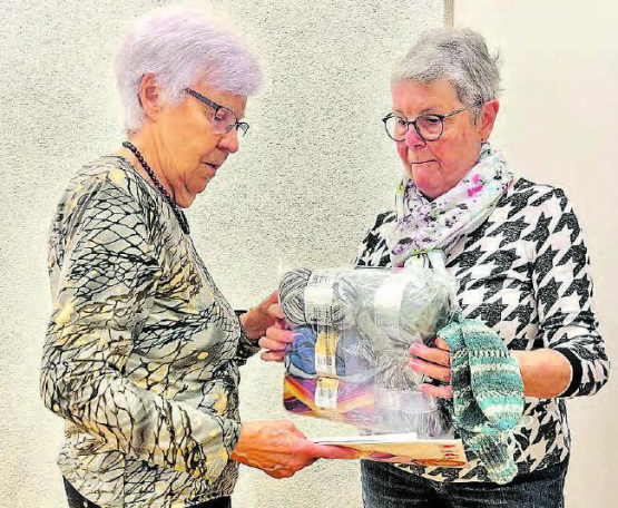 Hedi Bertschi (links) und Sonja Maurer: Die Wollresten werden auch an diesem Dienstagnachmittag begutachtet, neu aufgewickelt und verarbeitet. (Bild: Dominique Rubin)