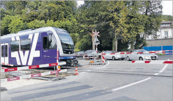 Das Provisorium wird aufgehoben: Am Bahnübergang Schmittengasse muss die Lage der Geleise und der Weiche verändert und in die künftige Form gebracht werden. (Bilder: moha.)