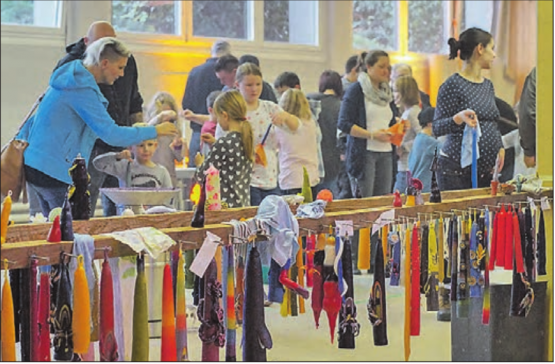 «Kunstwerke-Galerie» in der Turnhalle Steineggli: Am 16. und 17. November findet einmal mehr das Böjuer Kerzenziehen statt. (Bild: zVg.)