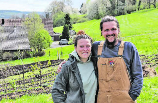 Tilika und David Chamberlin lassen Visionen wahr werden: Stolz präsentieren sie ihr Werk, bei dem sie sich für mehr Biodiversität einsetzen.