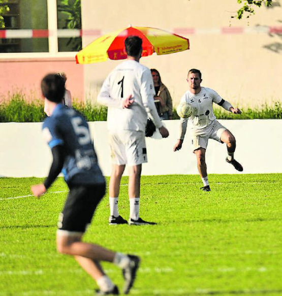 Oberentfeldens Faustballer gewinnen zum Auftakt der Rückrunde zwei Mal und bleiben Tabellenführer. (Bild: Alexander Stürchler/Swiss Faustball)