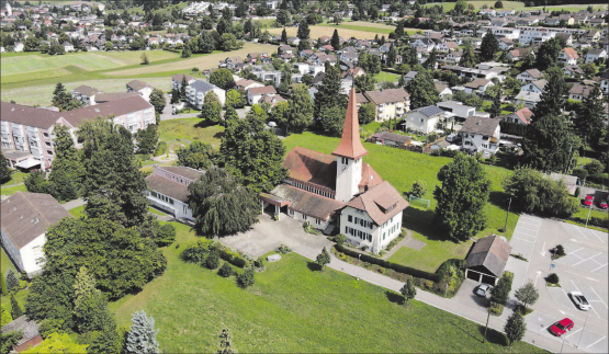 Die katholische Kirchgemeinde Menziken-Reinach kommt nicht zur Ruhe. Das Bistum Basel hat ein Arbeitsverbot für Don Luis Alonso Reyes Gomes ausgesprochen, der Kirchenpflegepräsident wehrt sich dagegen. (Bild: Nick Schaffner)
