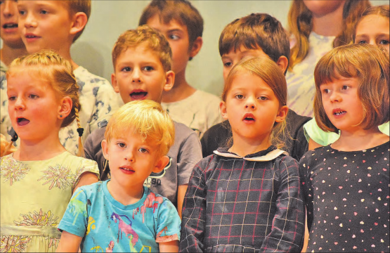 «Mer send en Schuel, wo eifach zwäg esch und wo zäme unterwägs esch…» sangen die Birrwiler Schulkinder. (Bilder. hg.)