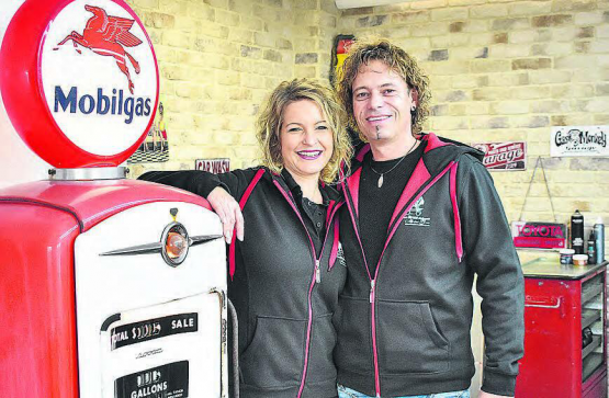 Miriam und Marco Brun präsentieren stolz die neu eröffnete Hoor-Werkstatt an der Aarauerstrasse in Reinach. (Bild: hg.)