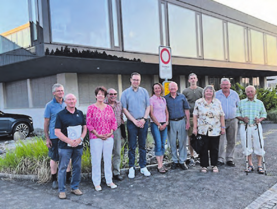 Zu Besuch: Die SVP Boniswil erhielt einen Einblick in die Arbeit der Rollstar AG. (Bild: zVg.)