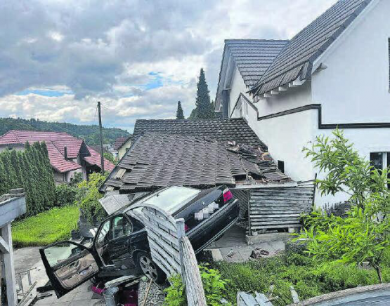 Pedal verwechselt? Der Fehltritt des 79-Jährigen verursachte nach ersten Schätzungen einen Schaden von 100’000 Franken. (Bild: kapo)