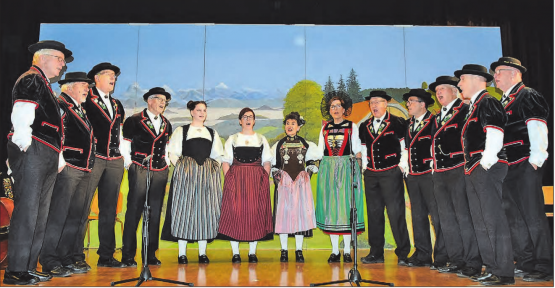 Ein Bild, das Volkstum-Narren närrisch macht: Der Jodlerklub Kölliken in seiner ganzen Pracht, mit den vier Jodlerinnen im Zentrum. (Bilder: Frieda Steffen)