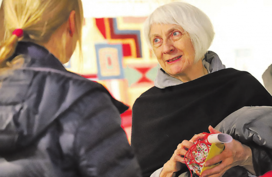 Elisabeth Zuberbühler unter den Menschen, die sie liebt: Bei vielen persönlichen Gesprächen erlebten die Besucherinnen und Besucher der Vernissage einen stimmungsvollen Nachmittag. (Bilder: Remo Conoci)