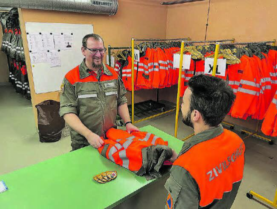 Der Wiederholungskurs der Zivilschutzorganisation aargauSüd ging erfolgreich über die Bühne: Kdt Stv Maj Kehrer bei der Abgabe der persönlichen Ausrüstung − im rechten Bild sind sechs der neun Neueingeteilten in der ZSO aargauSüd zu erkennen. (Bilder: zVg.)
