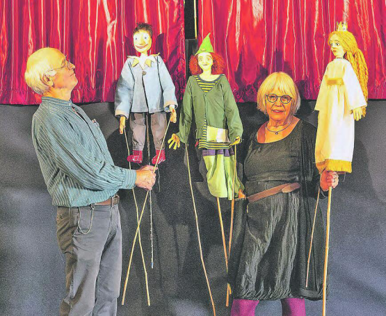 Cornelia und Martin Bär führen zusammen mit dem Kammerorchester Schöftland die Geschichte «Zlateh die Geiss» auf. (Bild: WB-Archiv.)