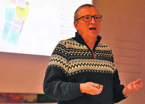 Teufenthals Gemeindeammann Niklaus Boss präsentierte die Ergebnisse des Studienauftrags Injecta. (Bilder: hg.)