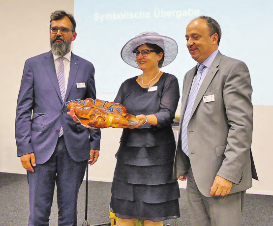 Symbolische Übergabe: Flankiert von Dieter Wicki, Leiter AMB, (li.) und ihrem Ratskollegen Markus Dieth konnte die Militärdirektorin Franziska Roth den «Schlüssel» zum sanierten Kommandoposten übernehmen. (Bilder: moha.)