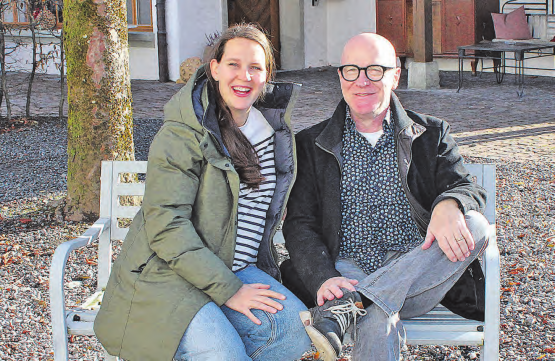 Zufrieden: Elena Hunziker und Markus Kirchhofer haben die Leserschaft des Wynentaler Blattes in diesem Jahr mit Haigas begleitet. Vielleicht dürfen sich die Fans irgendwann in der Zukunft über einen dazugehörigen Kalender freuen. (Bild: grh)