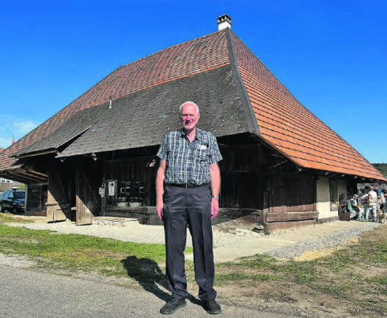 Endlich ist es vollbracht: Besitzer Kurt Jenni vor dem historisch sanierten Hochstudhaus am Tag der offenen Tür. (Bilder: Kaspar Flückiger)